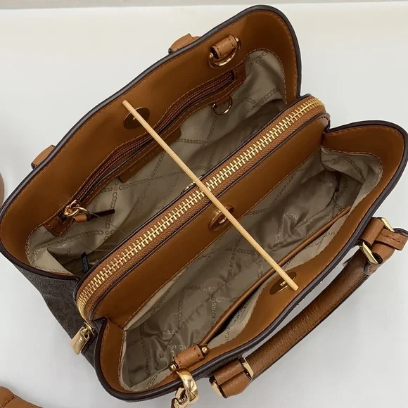 MICHAEL KORS
Camille Small Satchel / Crossbody BROWN
SIGNATURE COLOR - Picture 9 of 16